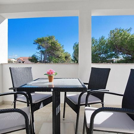 Apartments Mica Vrsi Luaran gambar