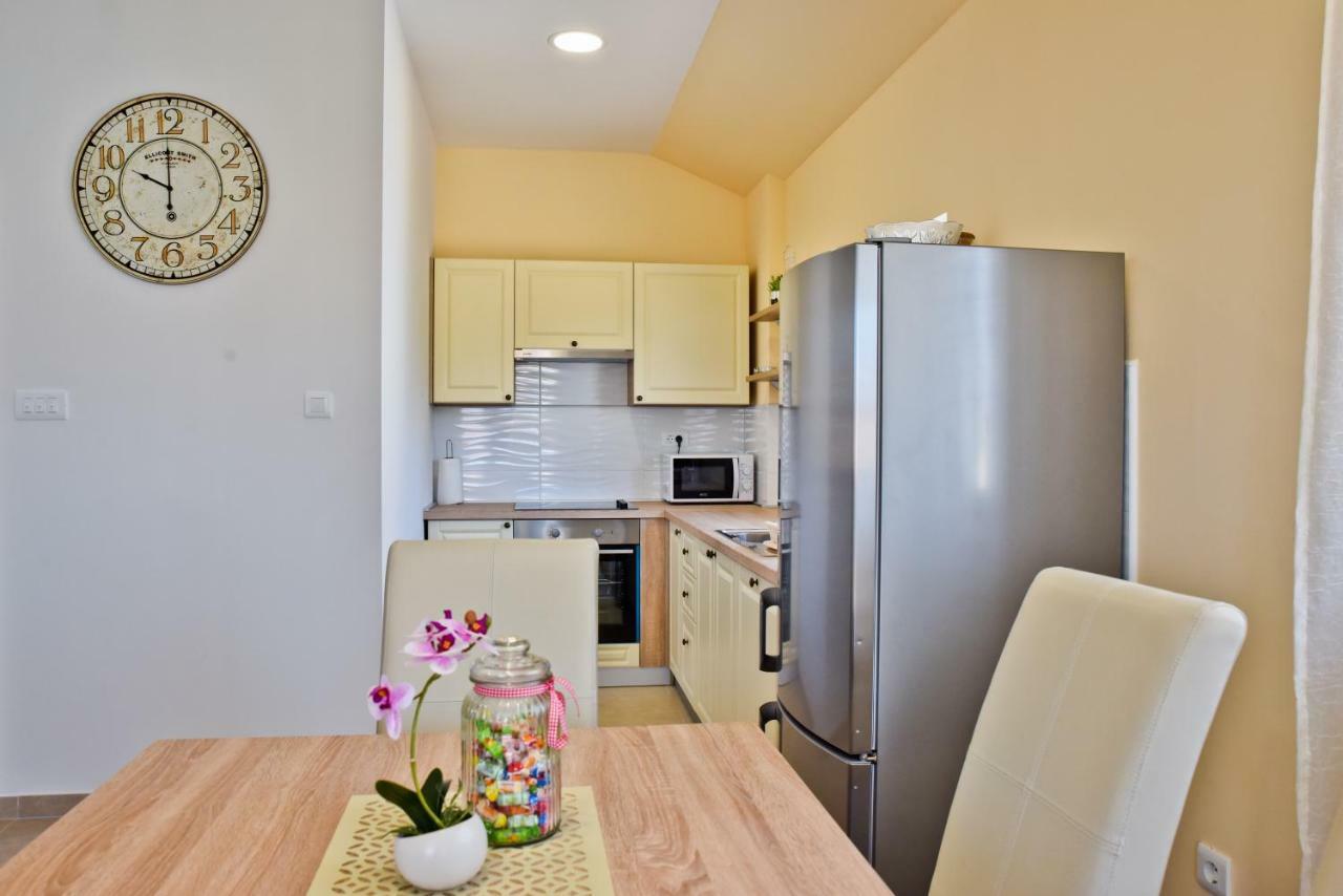 Apartments Mica Vrsi Luaran gambar