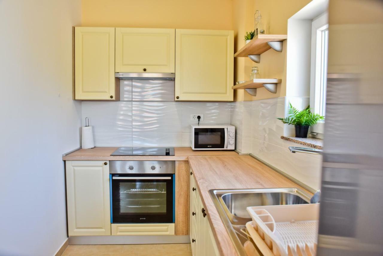 Apartments Mica Vrsi Luaran gambar