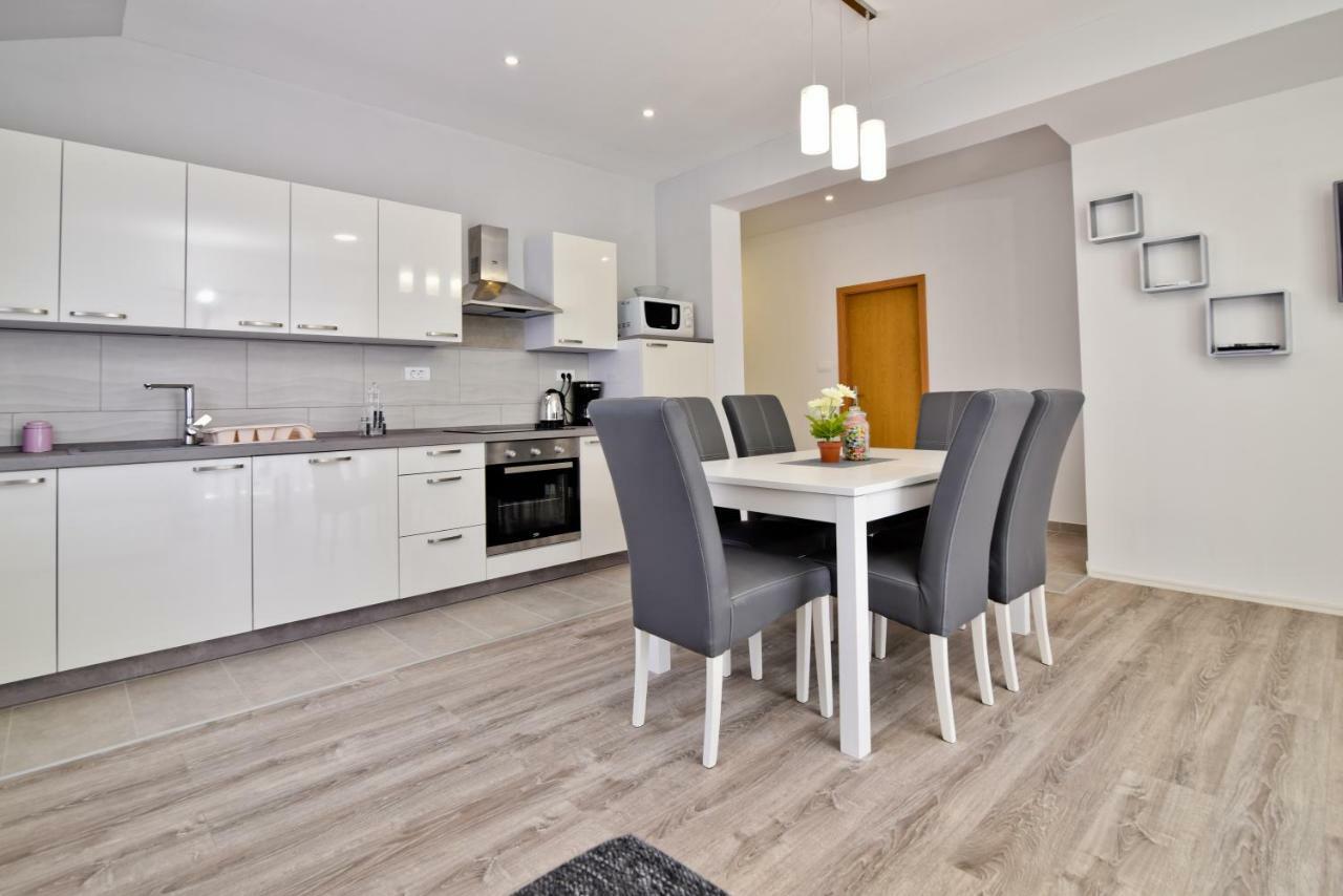 Apartments Mica Vrsi Luaran gambar