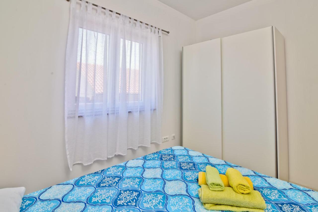 Apartments Mica Vrsi Luaran gambar