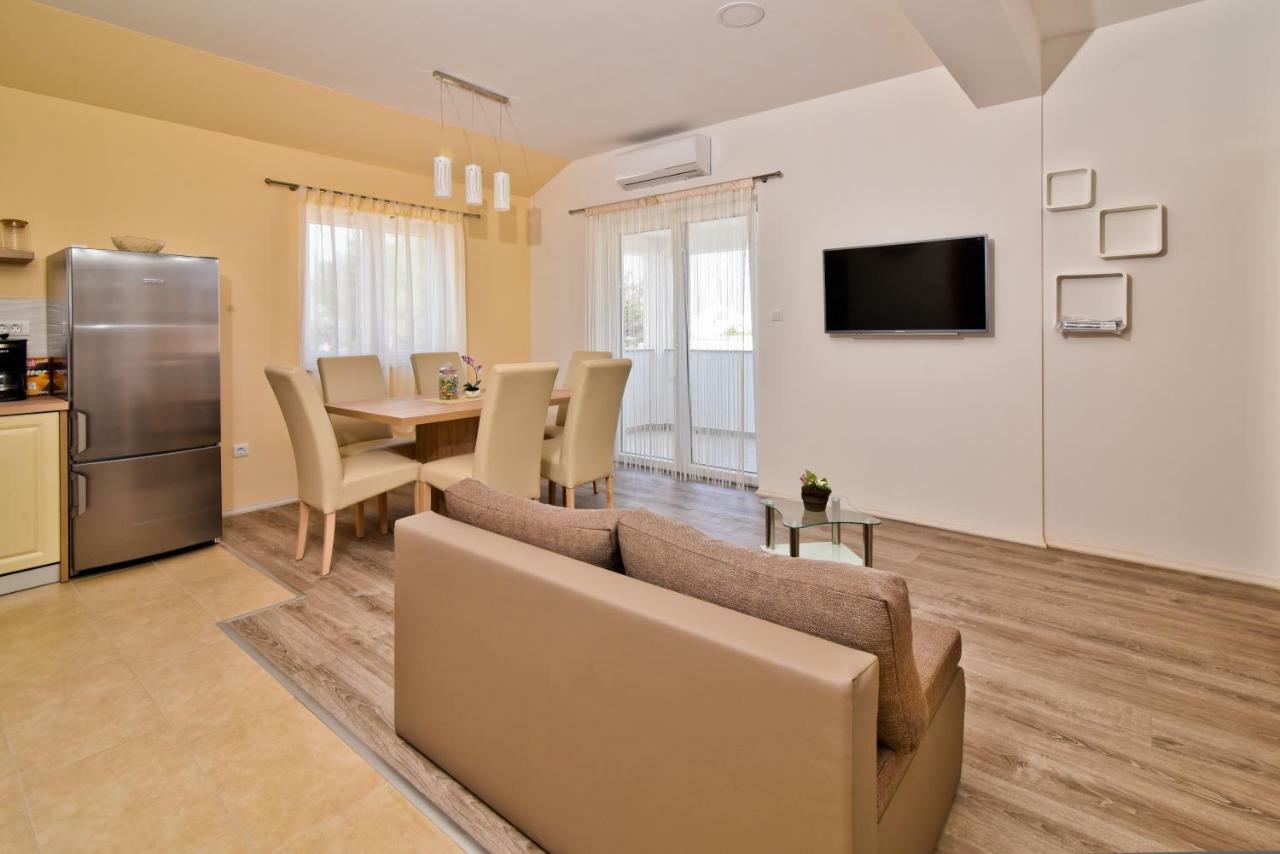 Apartments Mica Vrsi Luaran gambar