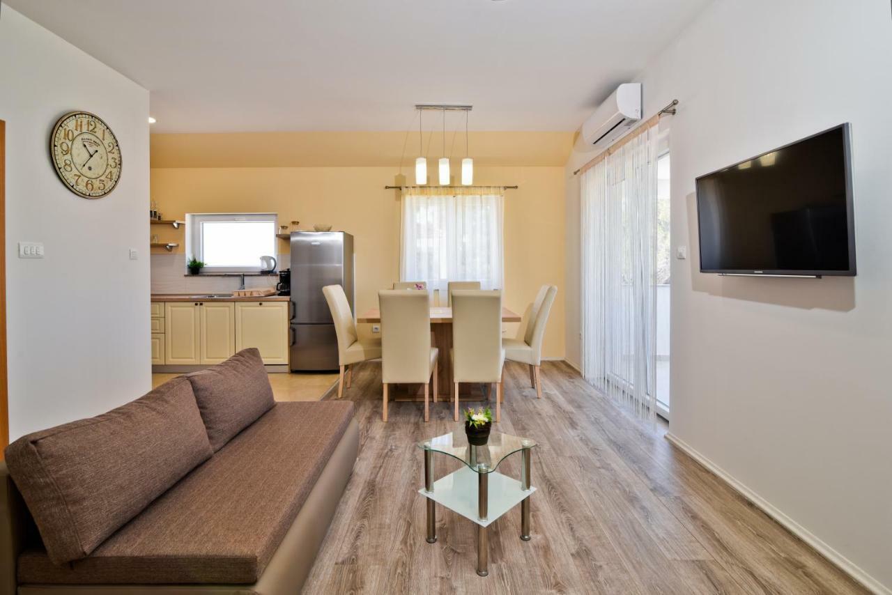 Apartments Mica Vrsi Luaran gambar