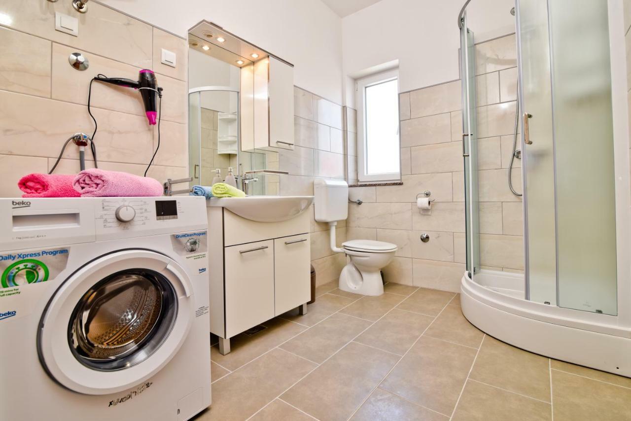 Apartments Mica Vrsi Luaran gambar