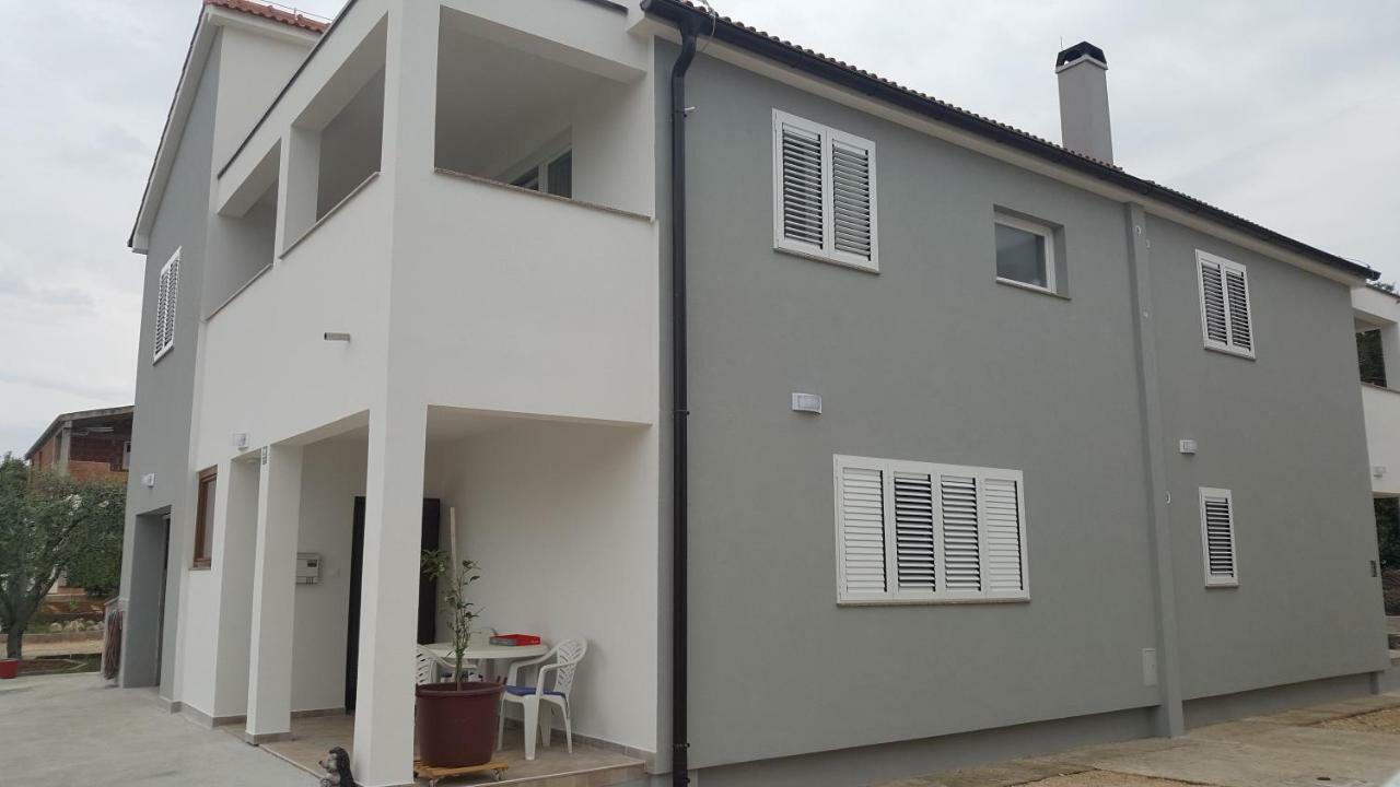Apartments Mica Vrsi Luaran gambar