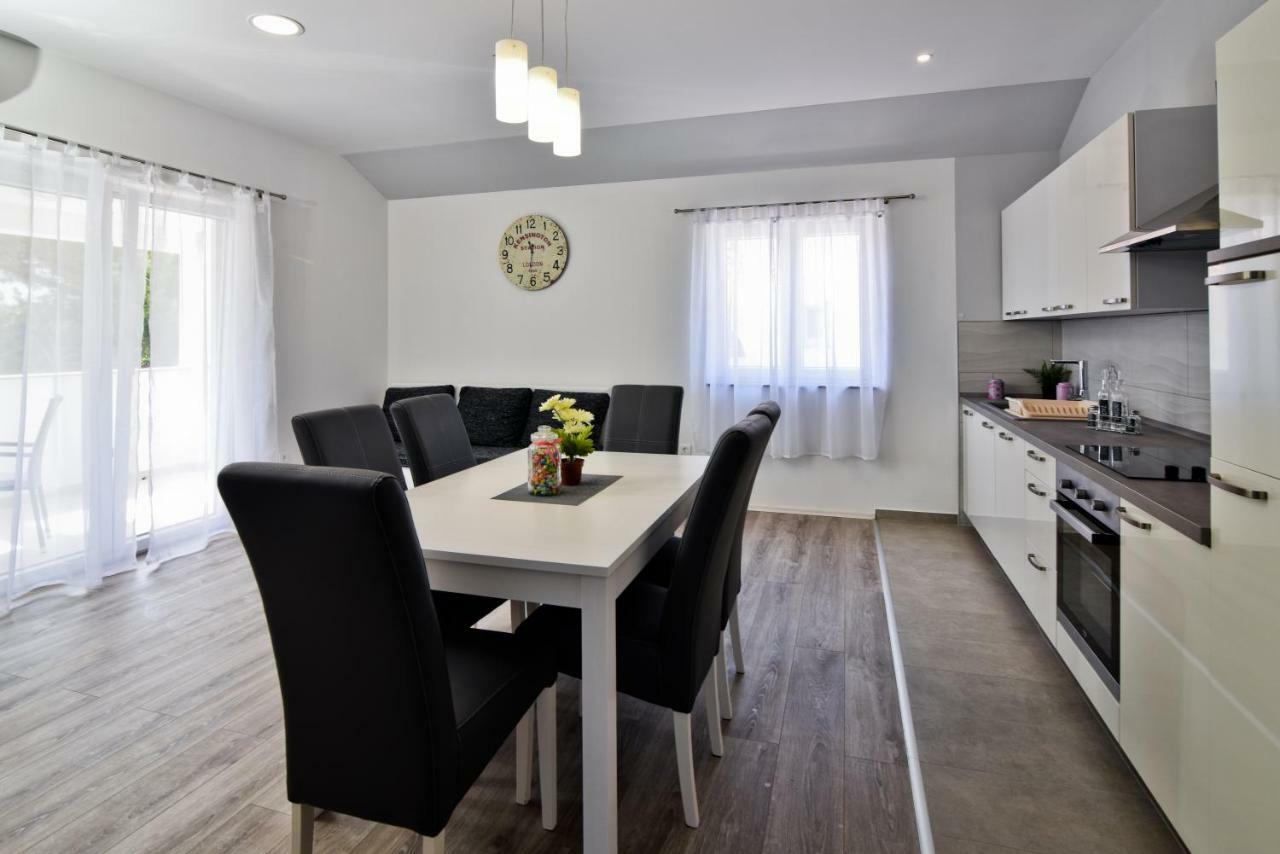Apartments Mica Vrsi Luaran gambar
