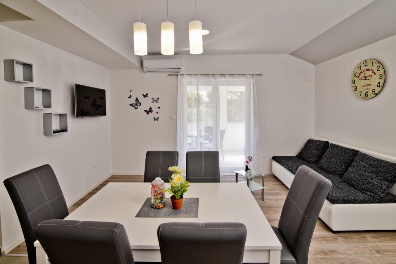 Apartments Mica Vrsi Luaran gambar
