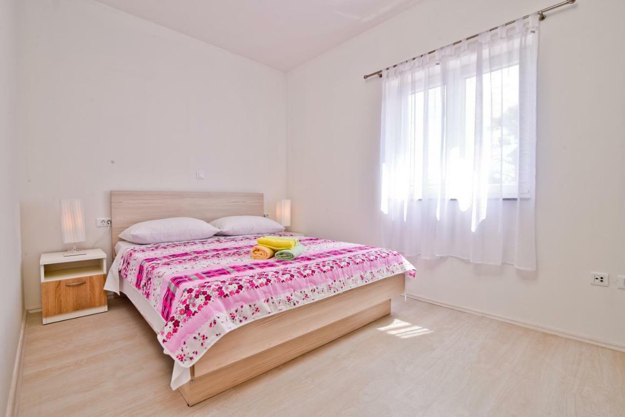 Apartments Mica Vrsi Luaran gambar