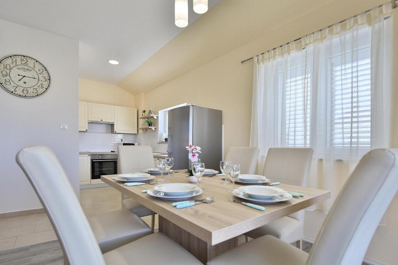 Apartments Mica Vrsi Luaran gambar