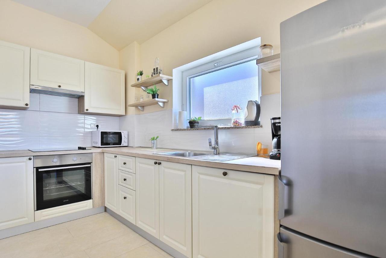 Apartments Mica Vrsi Luaran gambar