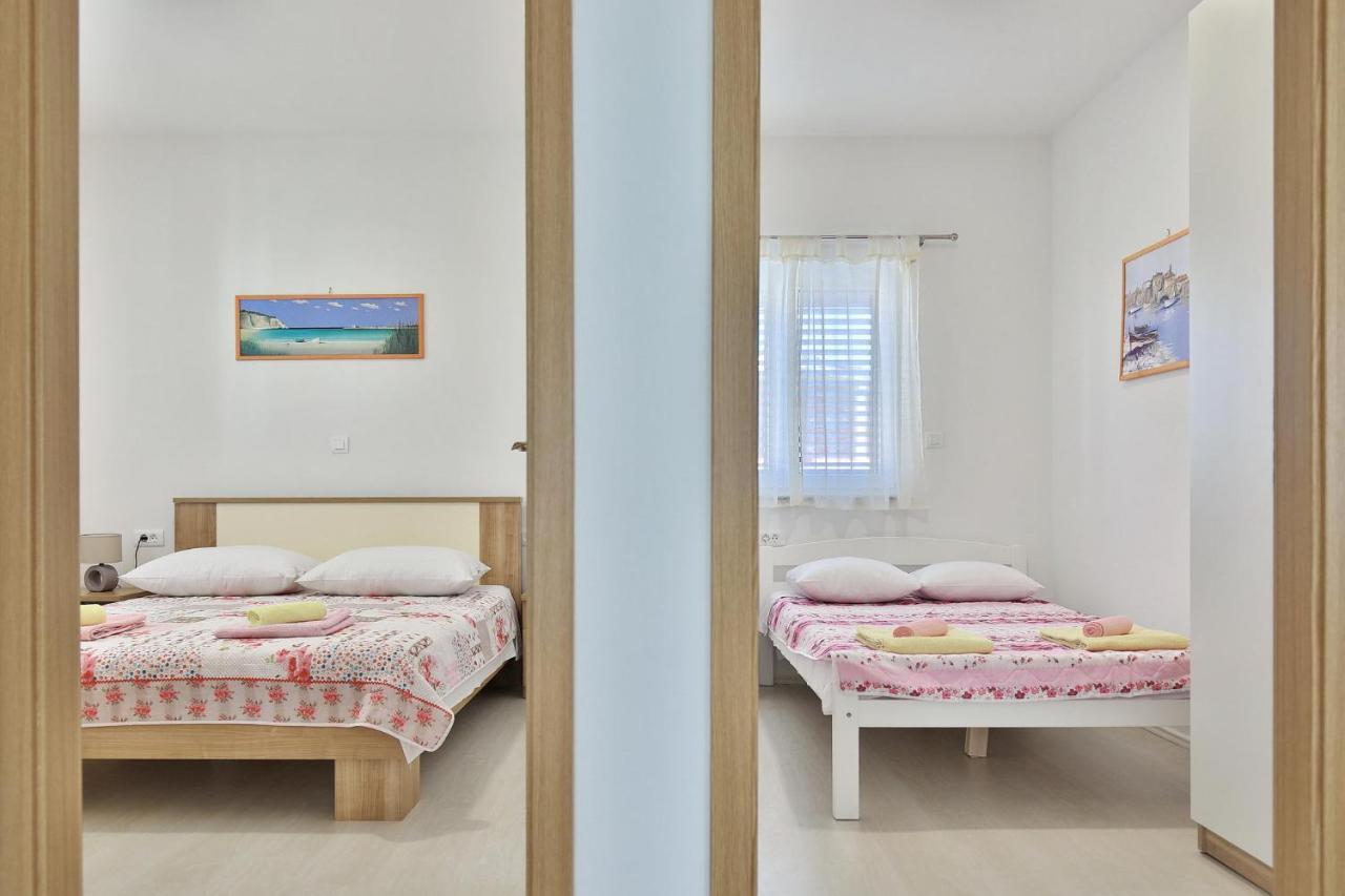 Apartments Mica Vrsi Luaran gambar