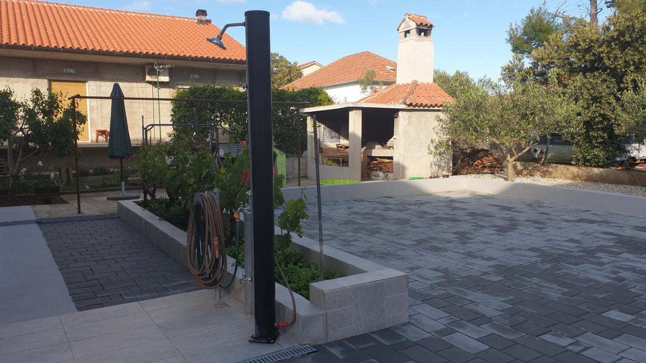 Apartments Mica Vrsi Luaran gambar