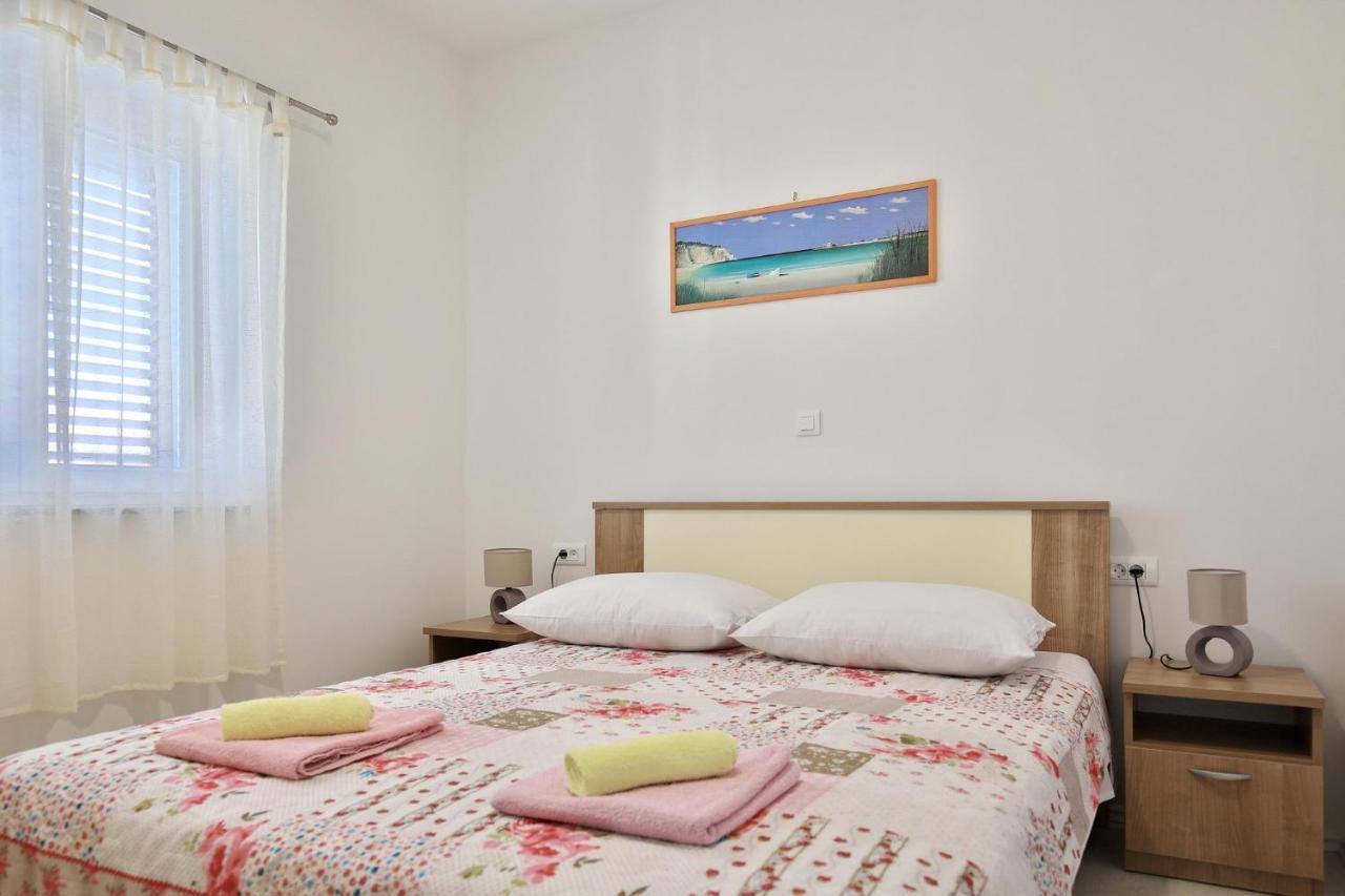 Apartments Mica Vrsi Luaran gambar